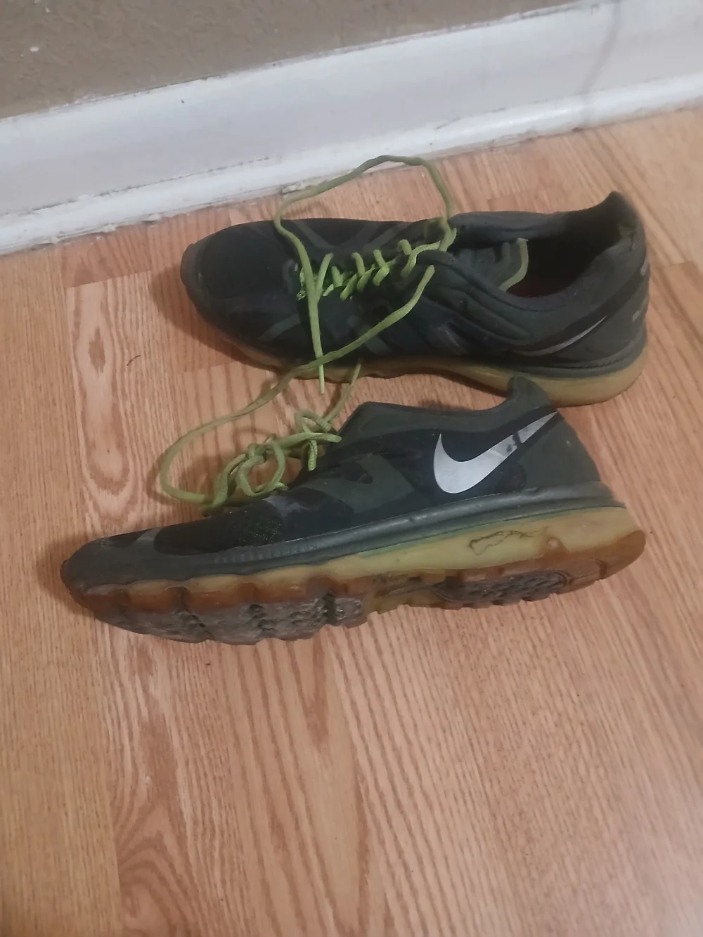 Nike Men’s Training Shoes in Dark Green with Lime Laces